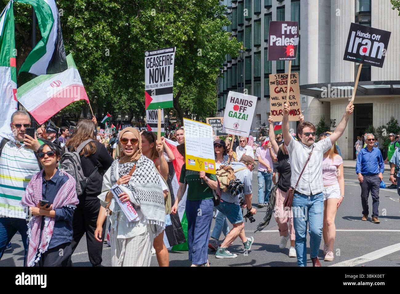 London, Großbritannien. Juni 2025. Tausende palästinensischer Solidaritätsdemonstratoren marschieren durch die Londoner Innenstadt. Ein statischer Gegenprotest, der von der pro-israelischen Gruppe Stop the Hate organisiert wird, findet in der Nähe der marschroute statt. Im Bild: Palästinensischer solidaritätsmarsch vergeht in der Nähe des pro-israelischen Gegenprotests im Zentrum Londons. Stockfoto