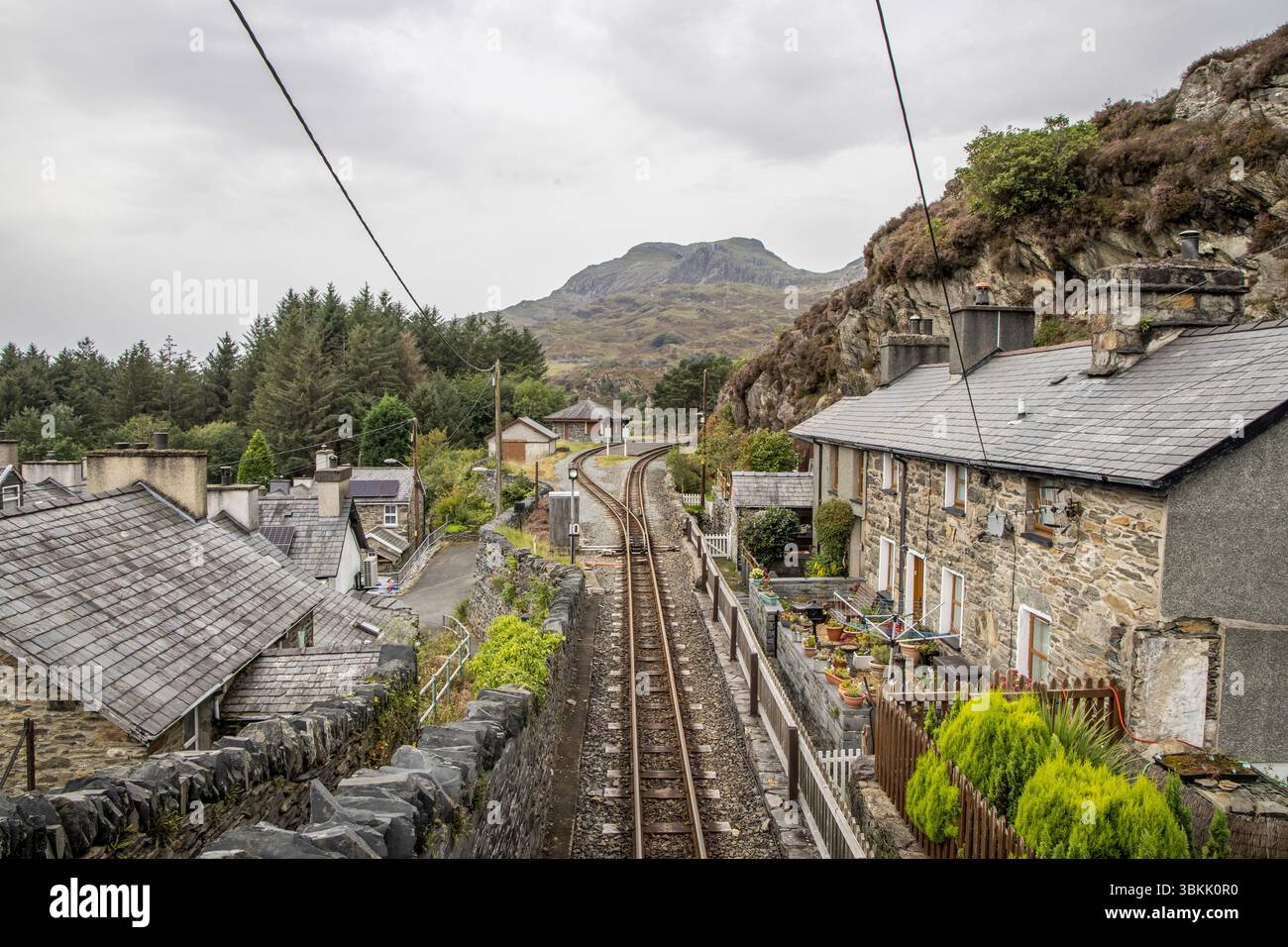 Schmalspurbahn Doppeldampflokomotive Heritage Line im Dorf Tanygrisiau, die durch den Snowdonia Nationalpark verläuft. Stockfoto