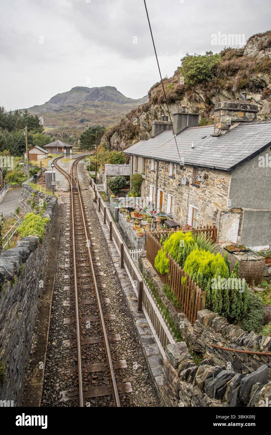 Schmalspurbahn Doppeldampflokomotive Heritage Line im Dorf Tanygrisiau, die durch den Snowdonia Nationalpark verläuft. Stockfoto