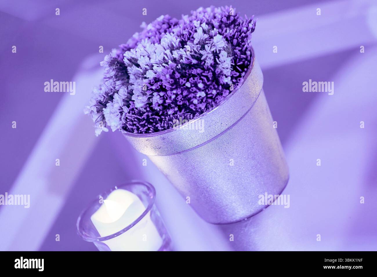 Blumenarrangements im Mittelpunkt eines Veranstaltungsempfangs. Stockfoto