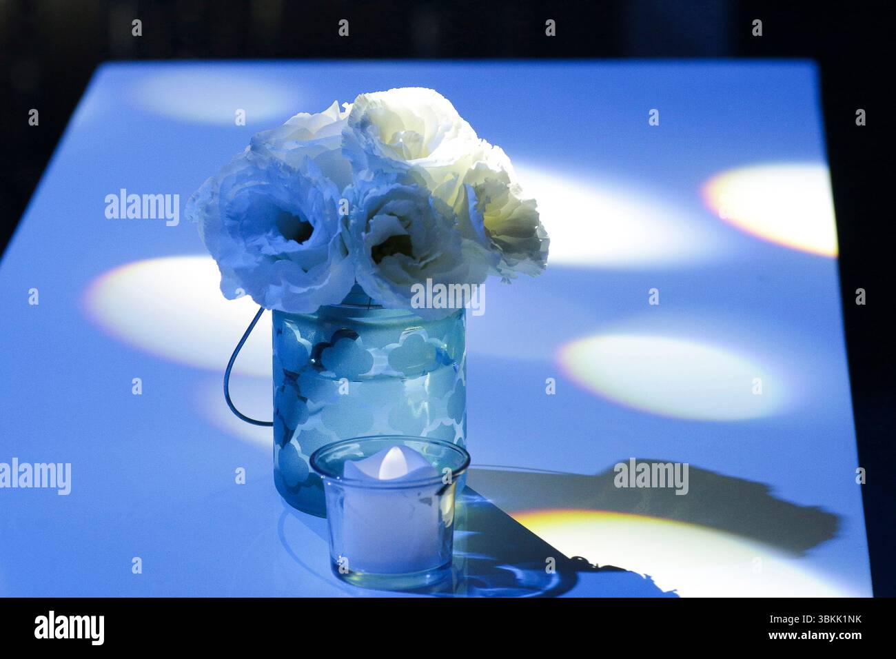 Blumenarrangements im Mittelpunkt eines Veranstaltungsempfangs. Stockfoto