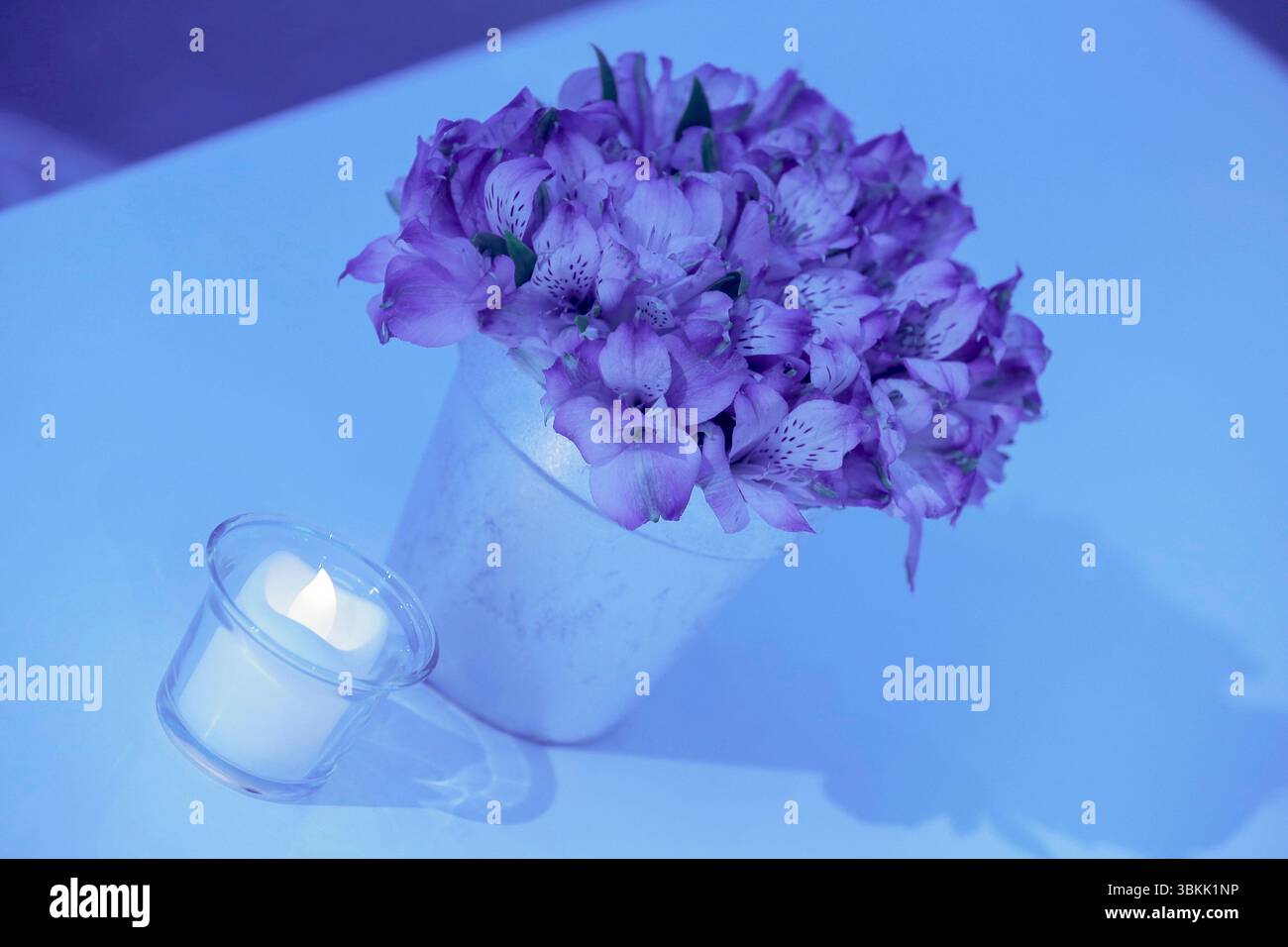 Blumenarrangements im Mittelpunkt eines Veranstaltungsempfangs. Stockfoto