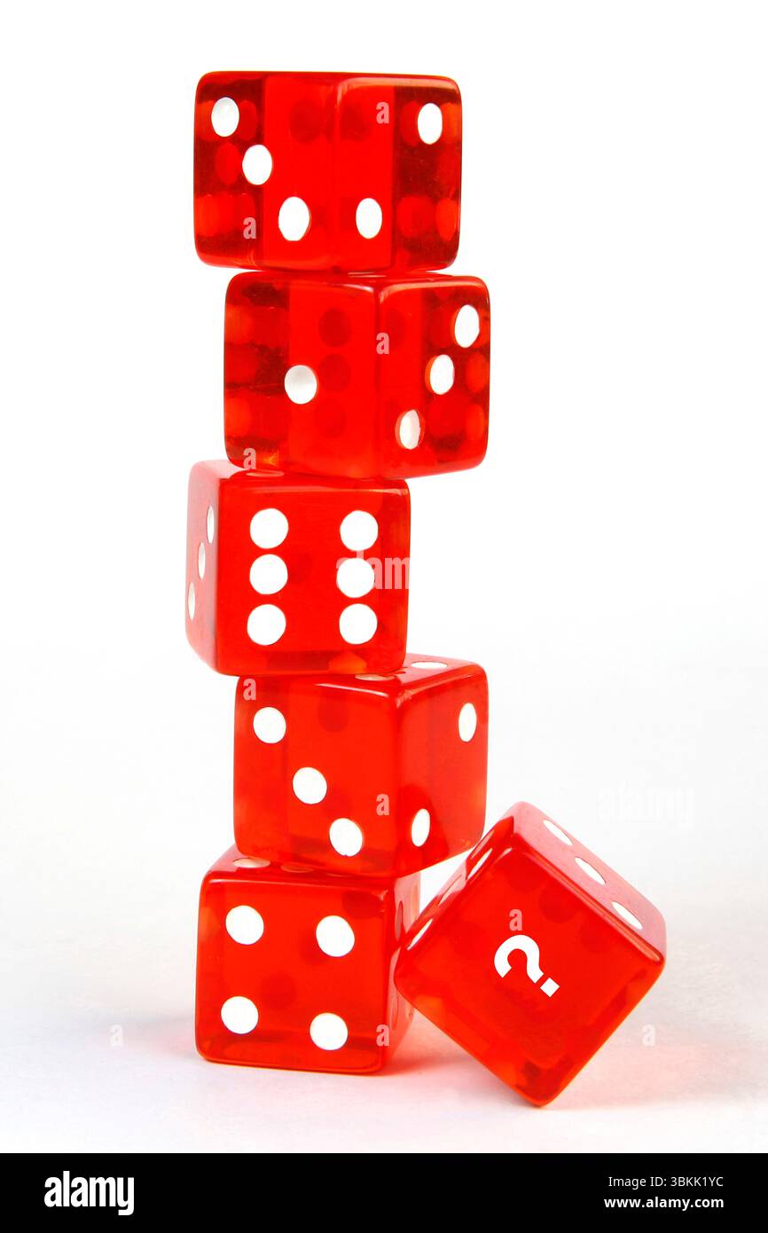 Stapel roter Würfel isoliert auf weißem Hintergrund Stockfoto