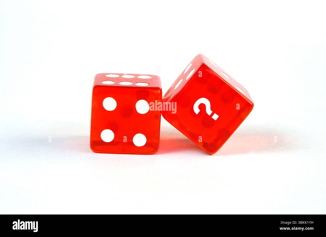 Rote Würfel isoliert auf weißem Hintergrund Stockfoto