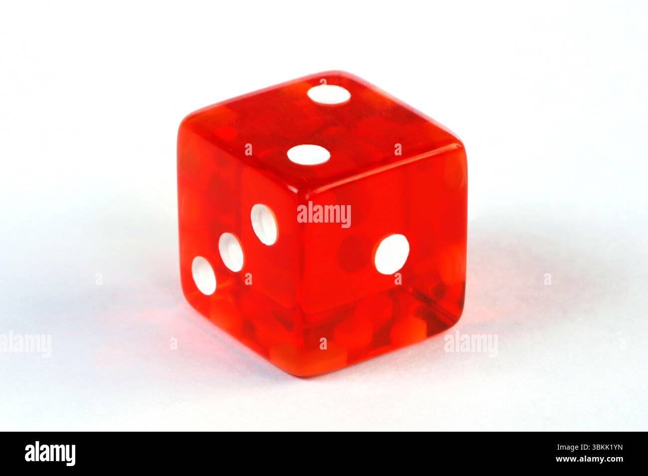 Roten Würfel auf weißem Hintergrund Stockfoto