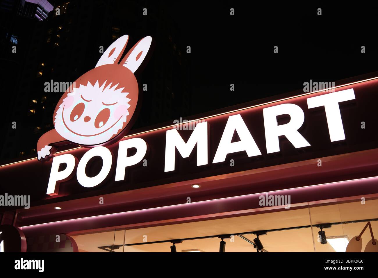 Shanghai, China – 21. Juni 2025: Logo der Marke POP MART im Laden Stockfoto