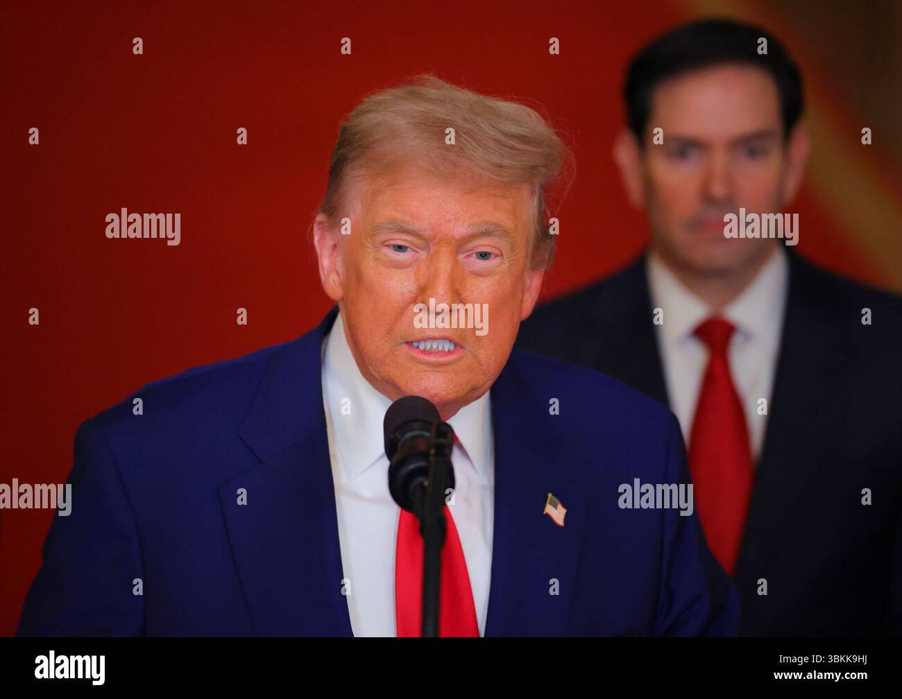 Washington, Usa. Juni 2025. US-Präsident Donald Trump hält am Samstag, den 21. Juni 2025, im Weißen Haus in Washington, DC, eine Ansprache an die Nation, nachdem die USA die Atomanlagen des Iran angegriffen hatten. Hinter Trump steht Außenminister Marco Rubio. Poolfoto von Carlos Barria/UPI Credit: UPI/Alamy Live News Stockfoto