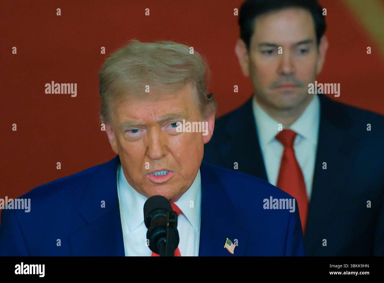 Washington, Usa. Juni 2025. US-Präsident Donald Trump hält am Samstag, den 21. Juni 2025, im Weißen Haus in Washington, DC, eine Ansprache an die Nation, nachdem die USA die Atomanlagen des Iran angegriffen hatten. Hinter Trump steht Außenminister Marco Rubio. Poolfoto von Carlos Barria/UPI Credit: UPI/Alamy Live News Stockfoto