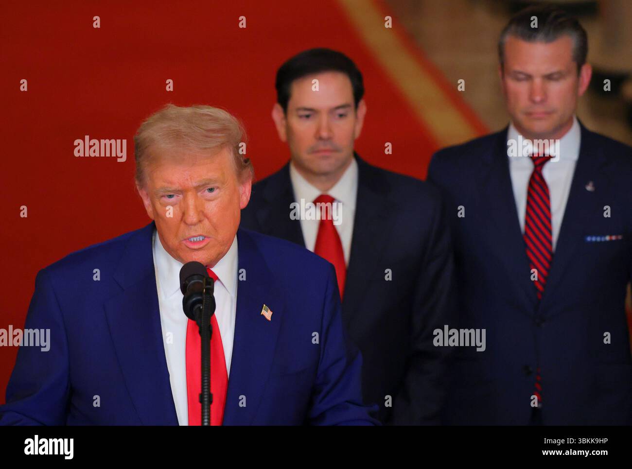 Washington, Usa. Juni 2025. US-Präsident Donald Trump hält am Samstag, den 21. Juni 2025, im Weißen Haus in Washington, DC, eine Ansprache an die Nation, nachdem die USA die Atomanlagen des Iran angegriffen hatten. Hinter Trump stehen Außenminister Marco Rubio und Verteidigungsminister Pete Hegseth. Poolfoto von Carlos Barria/UPI Credit: UPI/Alamy Live News Stockfoto