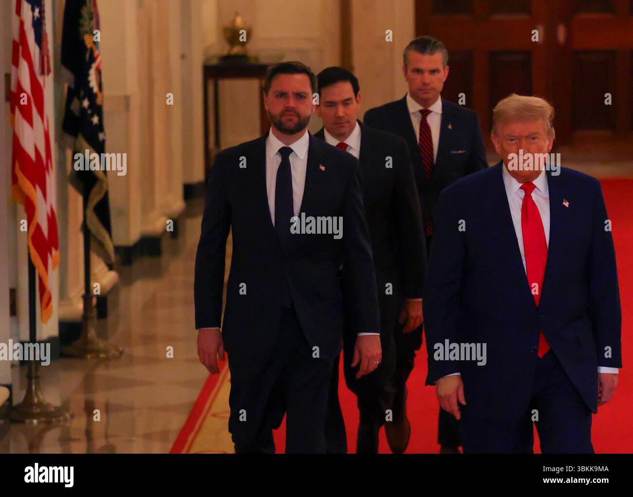 Washington, Usa. Juni 2025. US-Präsident Donald Trump geht am Samstag, den 21. Juni 2025, zu einer Ansprache an die Nation im Weißen Haus in Washington, DC, nach den US-Angriffen auf iranische Atomanlagen. Poolfoto von Carlos Barria/UPI Credit: UPI/Alamy Live News Stockfoto