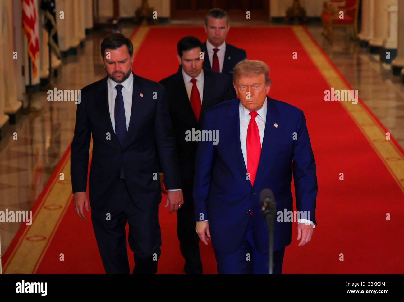Washington, Usa. Juni 2025. US-Präsident Donald Trump geht am Samstag, den 21. Juni 2025, zu einer Ansprache an die Nation im Weißen Haus in Washington, DC, nach den US-Angriffen auf iranische Atomanlagen. Poolfoto von Carlos Barria/UPI Credit: UPI/Alamy Live News Stockfoto