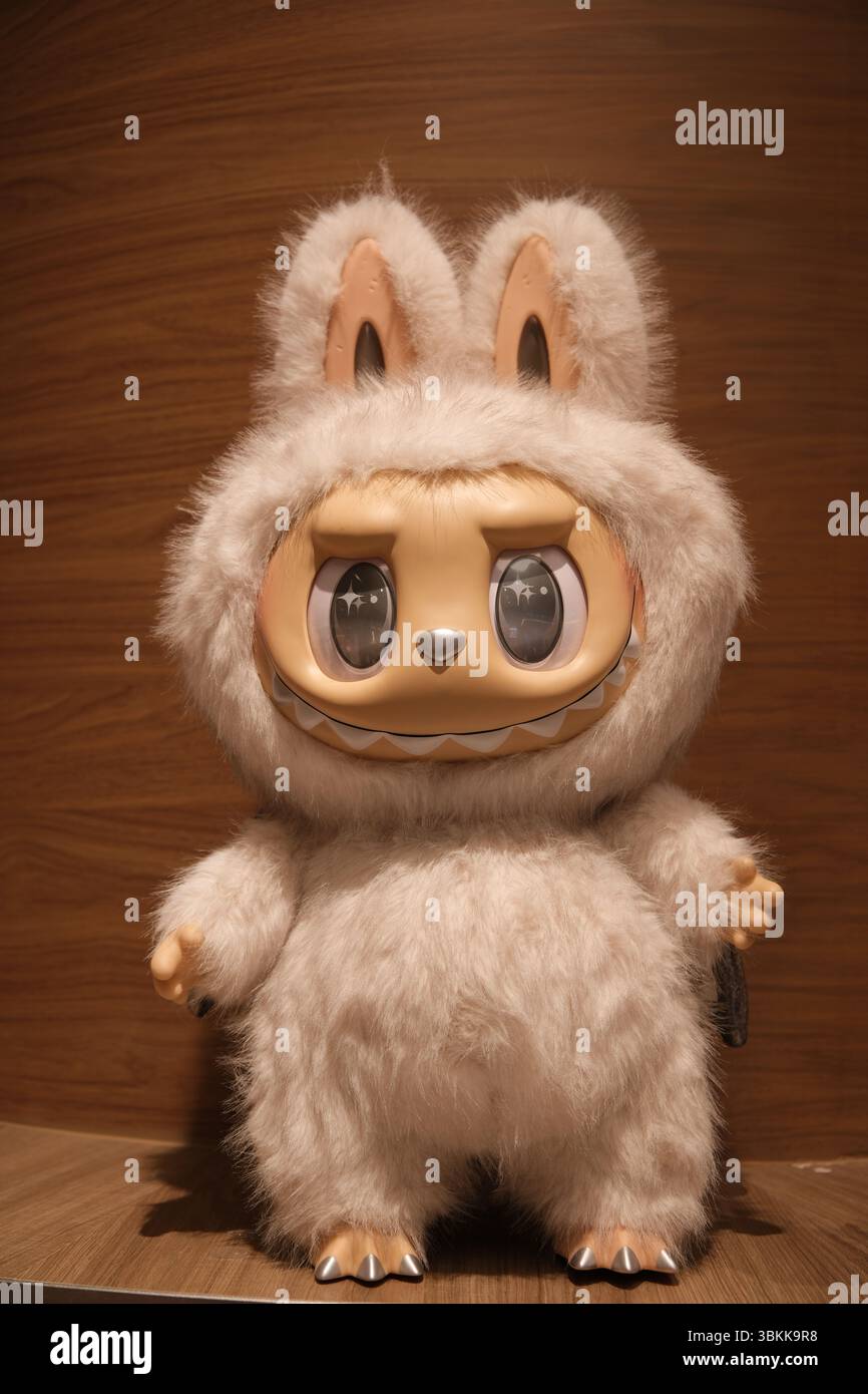 Shanghai, China - 21. Juni 2025: Labubu Plüschtier aus nächster Nähe im POP MART Store Stockfoto