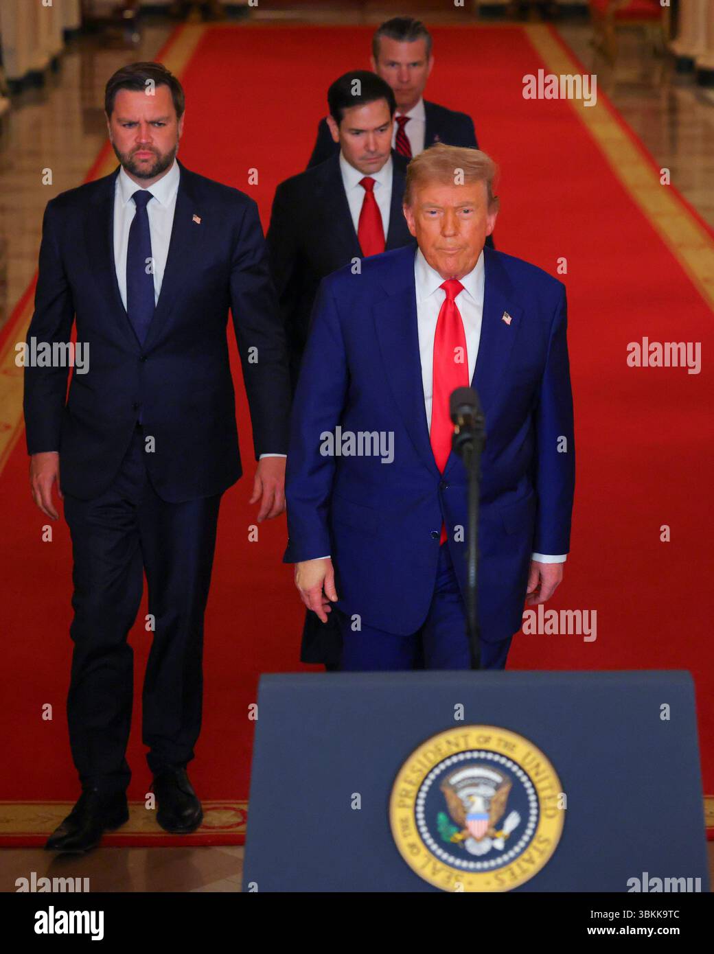 Washington, Usa. Juni 2025. US-Präsident Donald Trump geht am Samstag, den 21. Juni 2025, zu einer Ansprache an die Nation im Weißen Haus in Washington, DC, nach den US-Angriffen auf iranische Atomanlagen. Poolfoto von Carlos Barria/UPI Credit: UPI/Alamy Live News Stockfoto