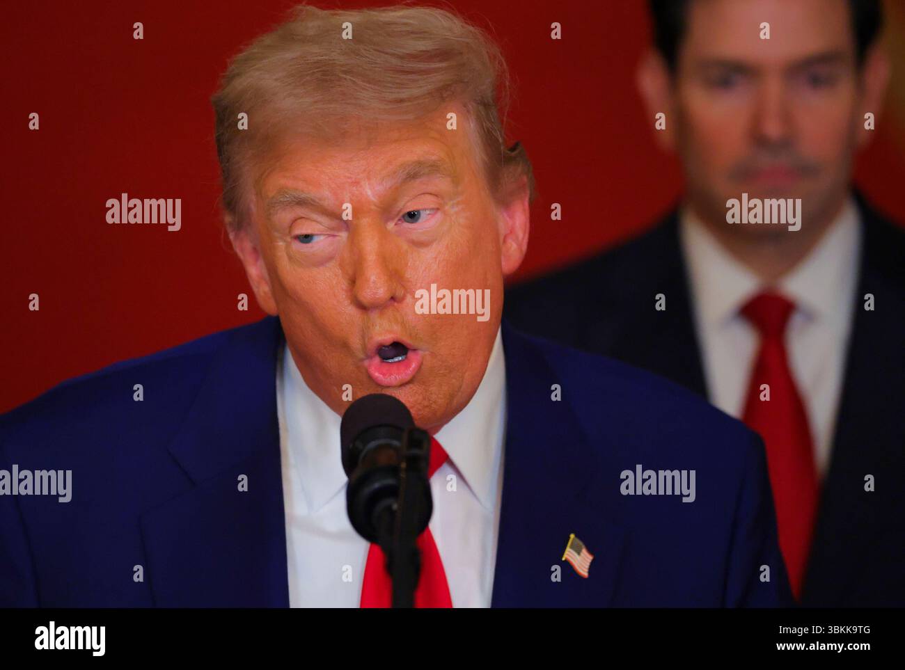 Washington, Usa. Juni 2025. US-Präsident Donald Trump hält am Samstag, den 21. Juni 2025, im Weißen Haus in Washington, DC, eine Ansprache an die Nation, nach den US-Angriffen auf iranische Atomanlagen. Poolfoto von Carlos Barria/UPI Credit: UPI/Alamy Live News Stockfoto