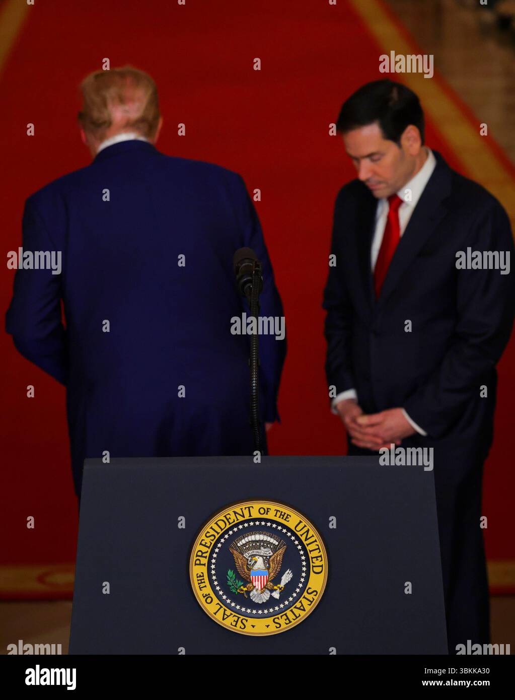 Washington, Usa. Juni 2025. US-Präsident Donald Trump geht an der Seite von US-Außenminister Marco Rubio, nachdem er am Samstag, den 21. Juni 2025, im Weißen Haus in Washington, DC, eine Ansprache an die Nation gehalten hatte, nachdem die USA auf die iranischen Atomanlagen gestürzt hatten. Poolfoto von Carlos Barria/UPI Credit: UPI/Alamy Live News Stockfoto