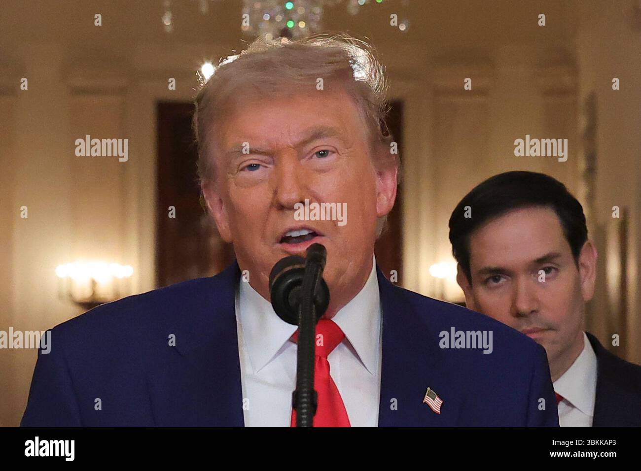 Washington, Usa. Juni 2025. US-Präsident Donald Trump hält am Samstag, den 21. Juni 2025, im Weißen Haus in Washington, DC, eine Ansprache an die Nation, nachdem die USA die Atomanlagen des Iran angegriffen hatten. Poolfoto von Carlos Barria/UPI Credit: UPI/Alamy Live News Stockfoto