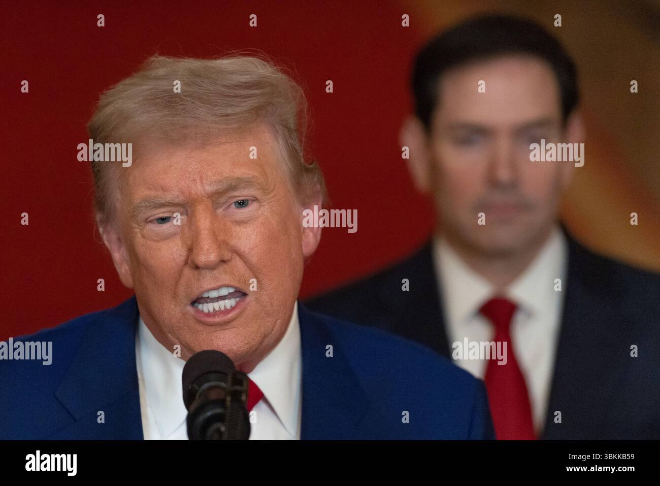 Washington, Usa. Juni 2025. US-Präsident Donald Trump hält am Samstag, den 21. Juni 2025, im Weißen Haus in Washington, DC, eine Ansprache an die Nation, nach den US-Angriffen auf iranische Atomanlagen. Poolfoto von Carlos Barria/UPI Credit: UPI/Alamy Live News Stockfoto