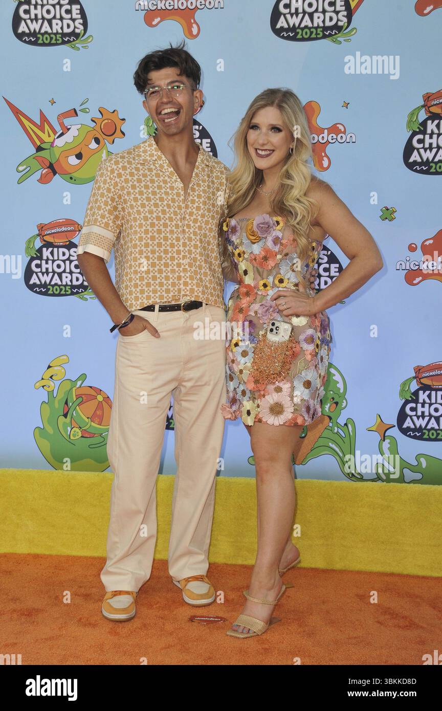 PrestonPlayz, Brianna Arsement at Ararrivals for Nickelodeon Kids Choice Awards 2025 - Teil 2, Barker Hangar, Santa Monica, CA, 21. Juni, 2025. Foto: Elizabeth Goodenough/Everett Collection Stockfoto