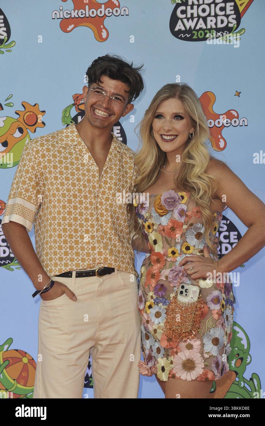 PrestonPlayz, Brianna Arsement at Ararrivals for Nickelodeon Kids Choice Awards 2025 - Teil 2, Barker Hangar, Santa Monica, CA, 21. Juni, 2025. Foto: Elizabeth Goodenough/Everett Collection Stockfoto