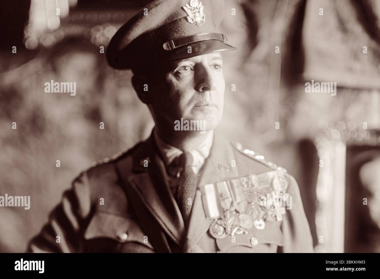 US-General Douglas Macarthur (1880–1964) diente im Ersten Weltkrieg, im Koreakrieg und im Zweiten Weltkrieg, wo er das Southwest Pacific Theatre kommandierte. Eine Zeit lang diente er auch als Feldmarschall in der philippinischen Armee und leitete das American Olympic Committee 1928. Stockfoto