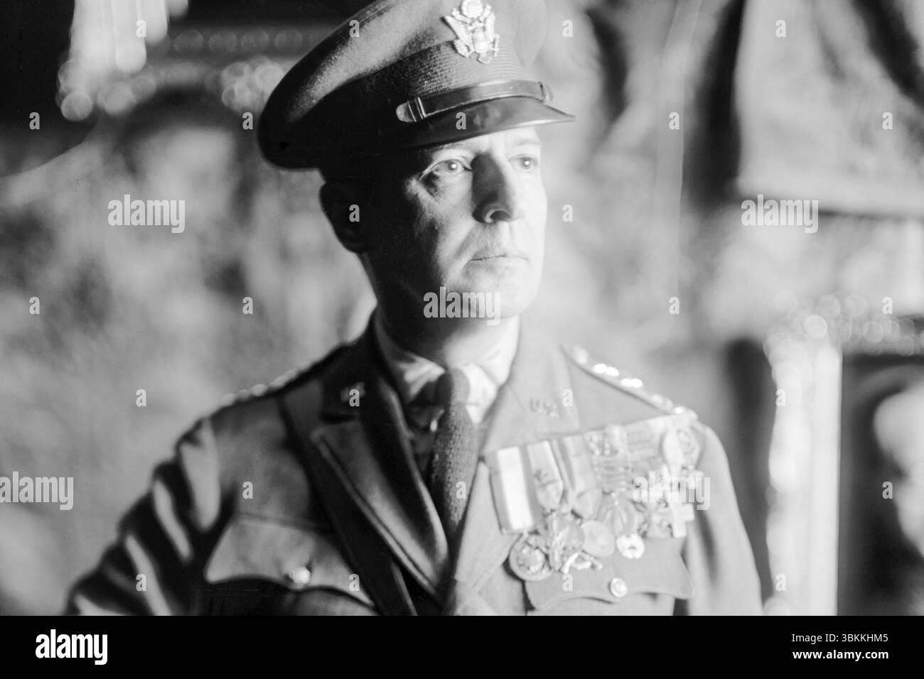 US-General Douglas Macarthur (1880–1964) diente im Ersten Weltkrieg, im Koreakrieg und im Zweiten Weltkrieg, wo er das Southwest Pacific Theatre kommandierte. Eine Zeit lang diente er auch als Feldmarschall in der philippinischen Armee und leitete das American Olympic Committee 1928. Stockfoto