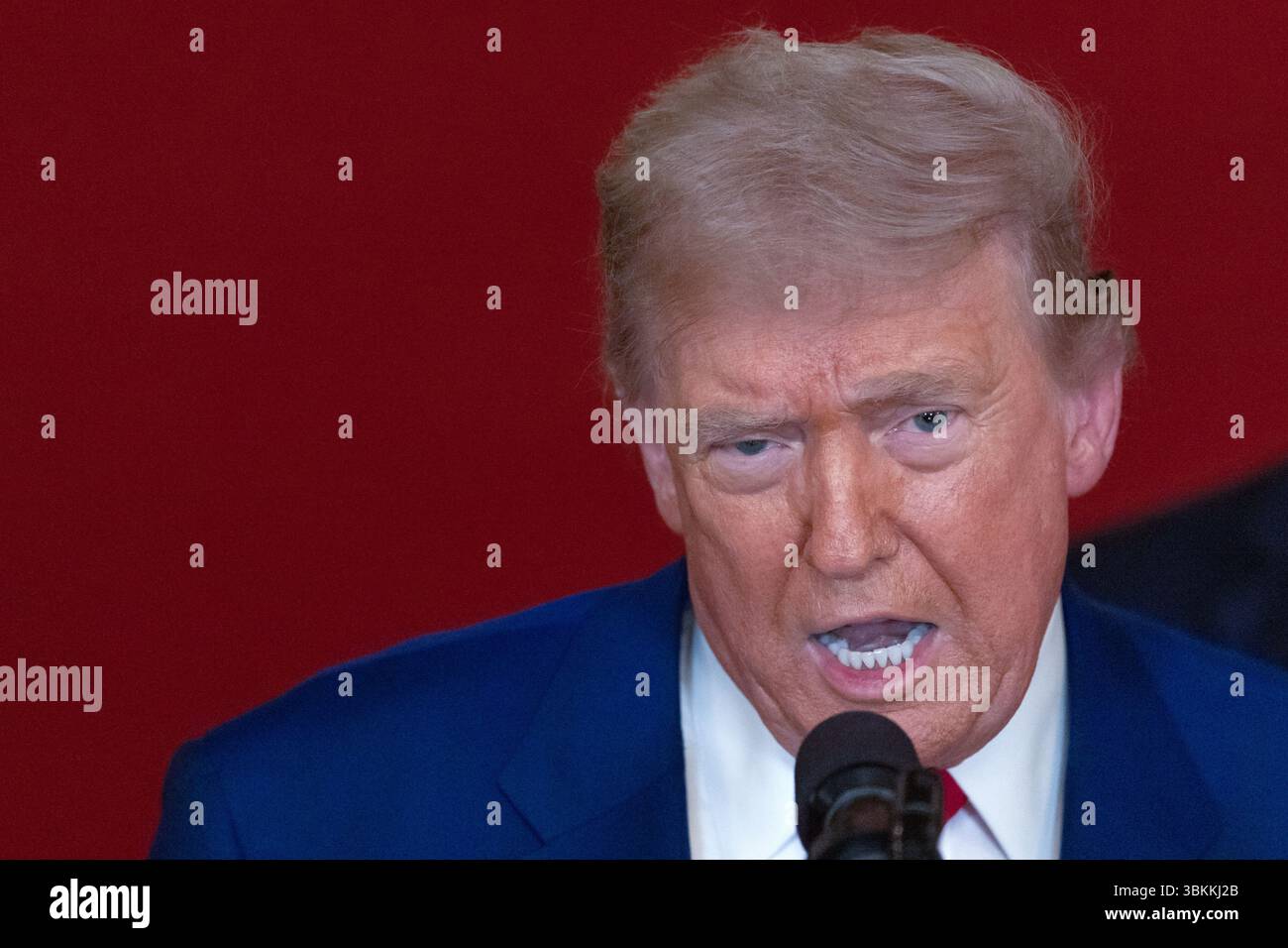 US-Präsident Donald Trump hält am 21. Juni 2025 im Weißen Haus in Washington, DC, USA, eine Ansprache an die Nation, nachdem die USA die Atomanlagen des Iran angegriffen hatten. Kredit: Carlos Barria/Pool über CNP Stockfoto