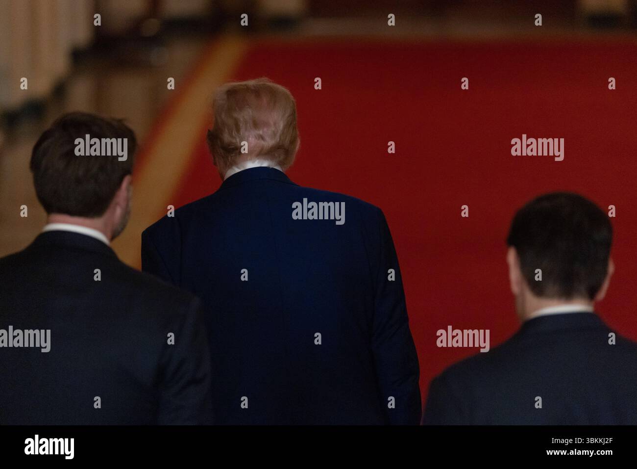 US-Präsident Donald Trump geht, nachdem er am 21. Juni 2025 im Weißen Haus in Washington, DC, USA, eine Ansprache an die Nation gehalten hat, nachdem die USA auf iranische Atomanlagen gestürzt hatten. Kredit: Carlos Barria/Pool über CNP Stockfoto