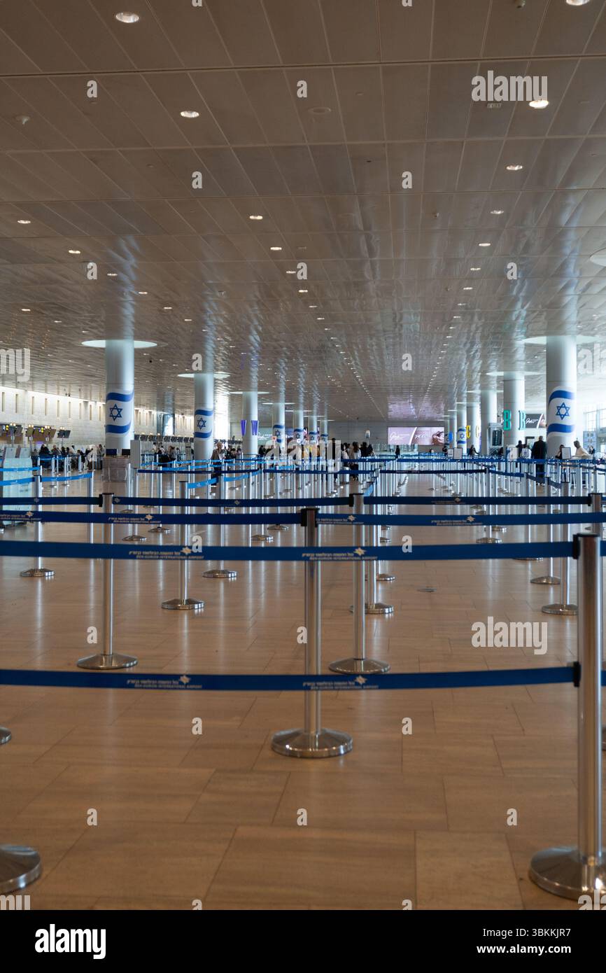 Leerer Check-in-Bereich am internationalen Flughafen Ben Gurion in Tel Aviv, da die Fluggesellschaften den Dienst während des anhaltenden Konflikts einstellen Stockfoto