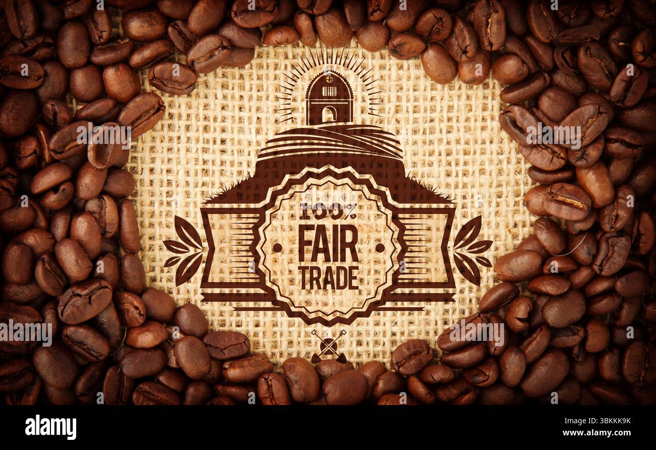 Das Fair-Trade-Emblem wird von gerösteten Bohnenbändern auf einem Sacksack in flacher Lage eingerahmt Stockfoto