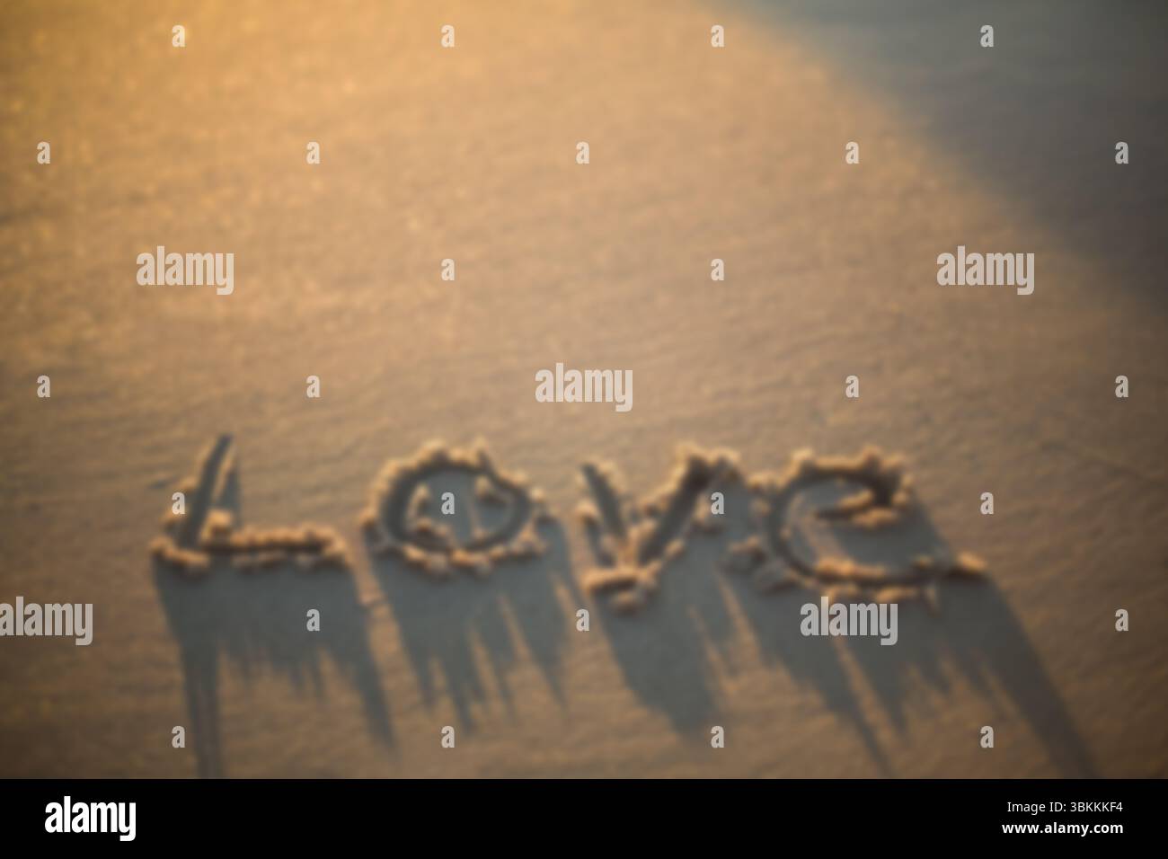 Hochwinkelansicht des Liebestextes auf Sand Stockfoto