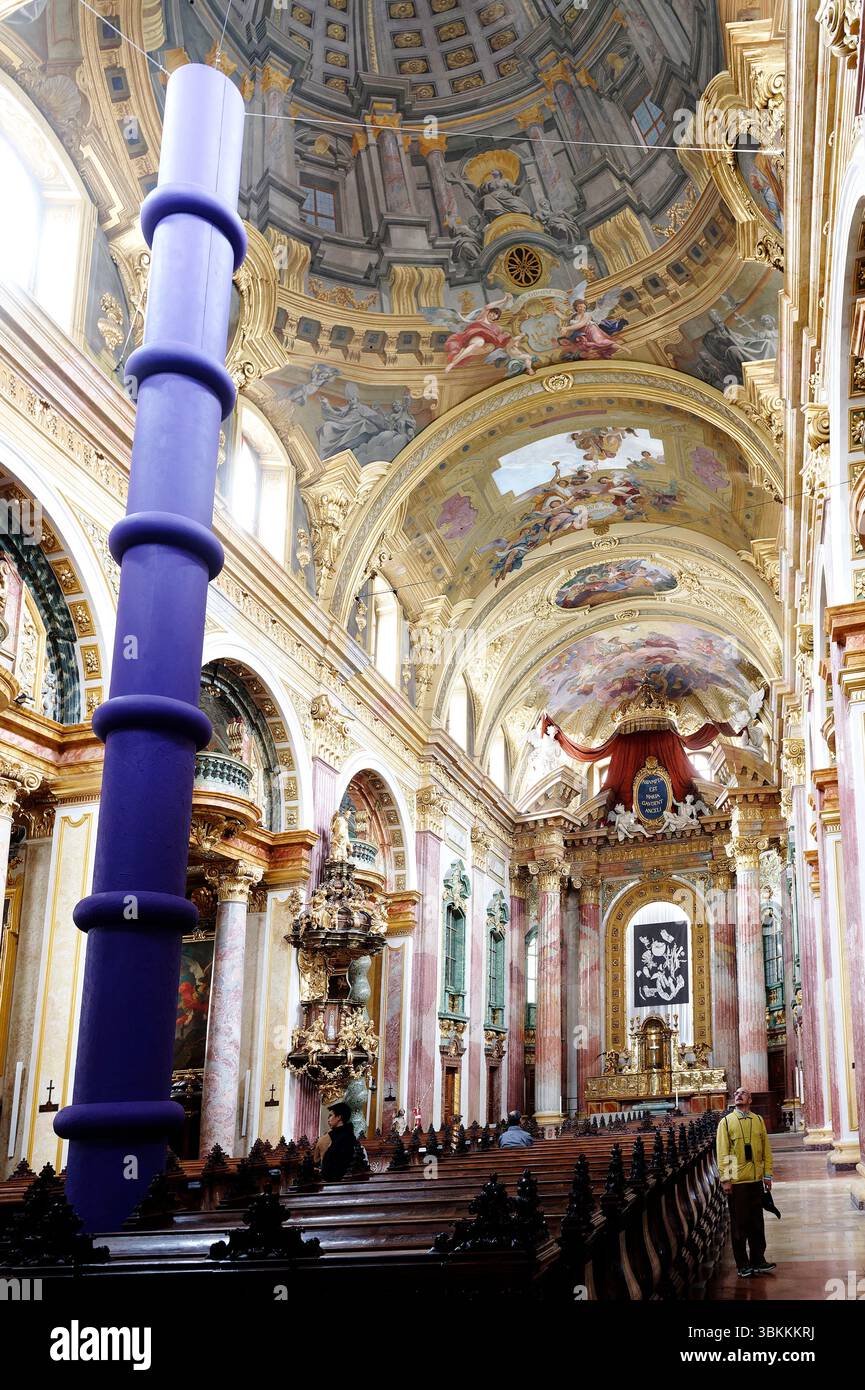 Wien, Österreich. Jesuitenkirche im 1. Bezirk, Kirchenschiff mit Blick auf den Hochaltar, Gisela Stiegler die 41. Säule, 2024, Kunststoff- und Aluminiumkonstruktion Stockfoto Wien, Österreich. Jesuitenkirche im 1. Bezirk, Kirchenschiff mit Blick auf den Hochaltar, Gisela Stiegler die 41. Säule, 2024, Kunststoff- und Aluminiumkonstruktion Stockfoto
