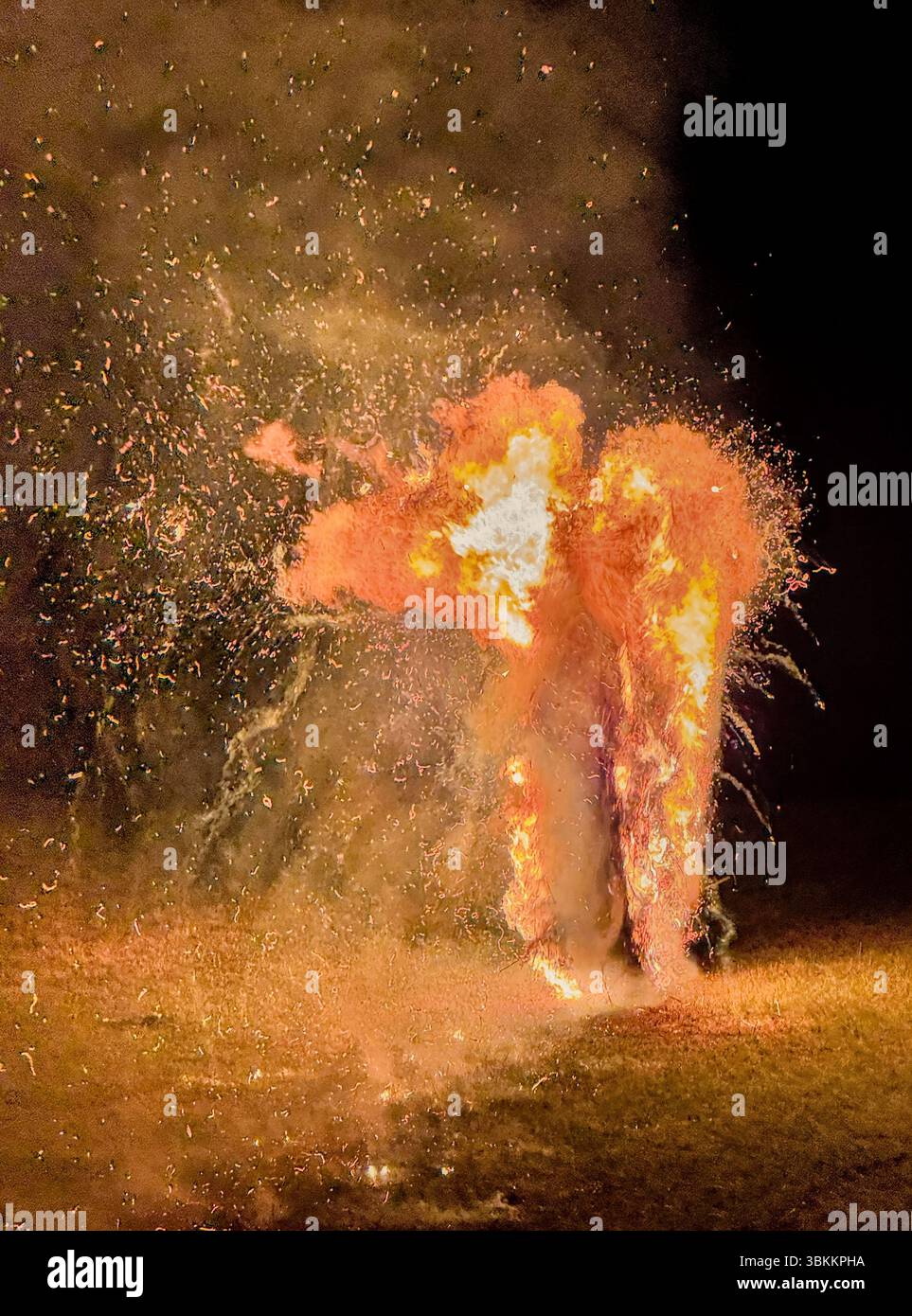 Großes brennendes Rad, das vom Hügel als traditionelles lettisches Ritual bei Mittsommer- oder Sonnensonnenfeier rollt Stockfoto