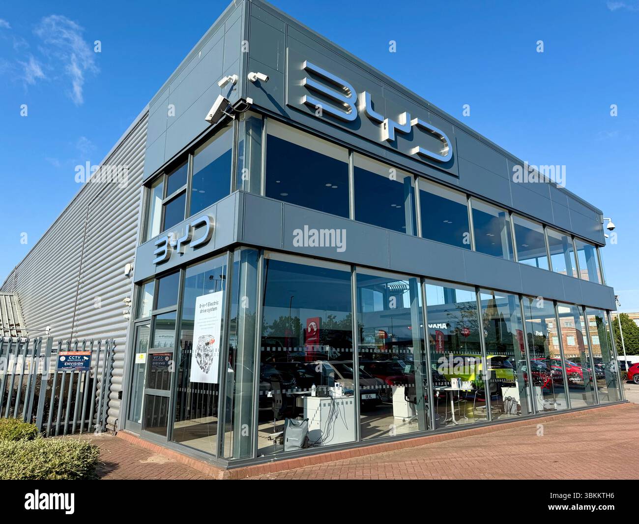 Ein BYD-Händlerbetrieb in einer Stadt in Großbritannien Stockfoto
