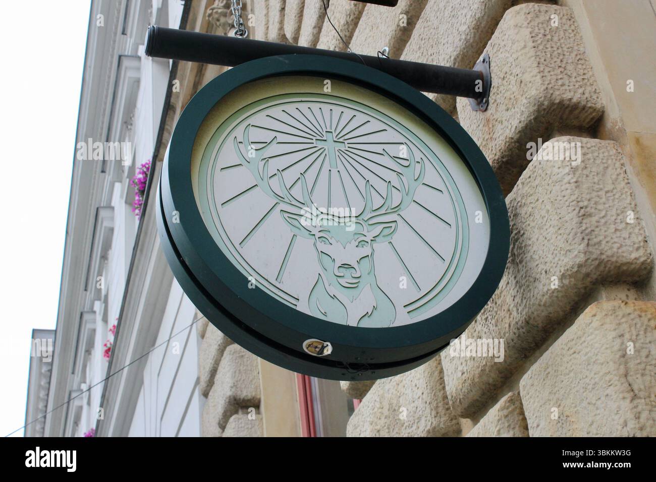 lodz polen - Jagermeister-Logo-Schild vor der Bar Stockfoto