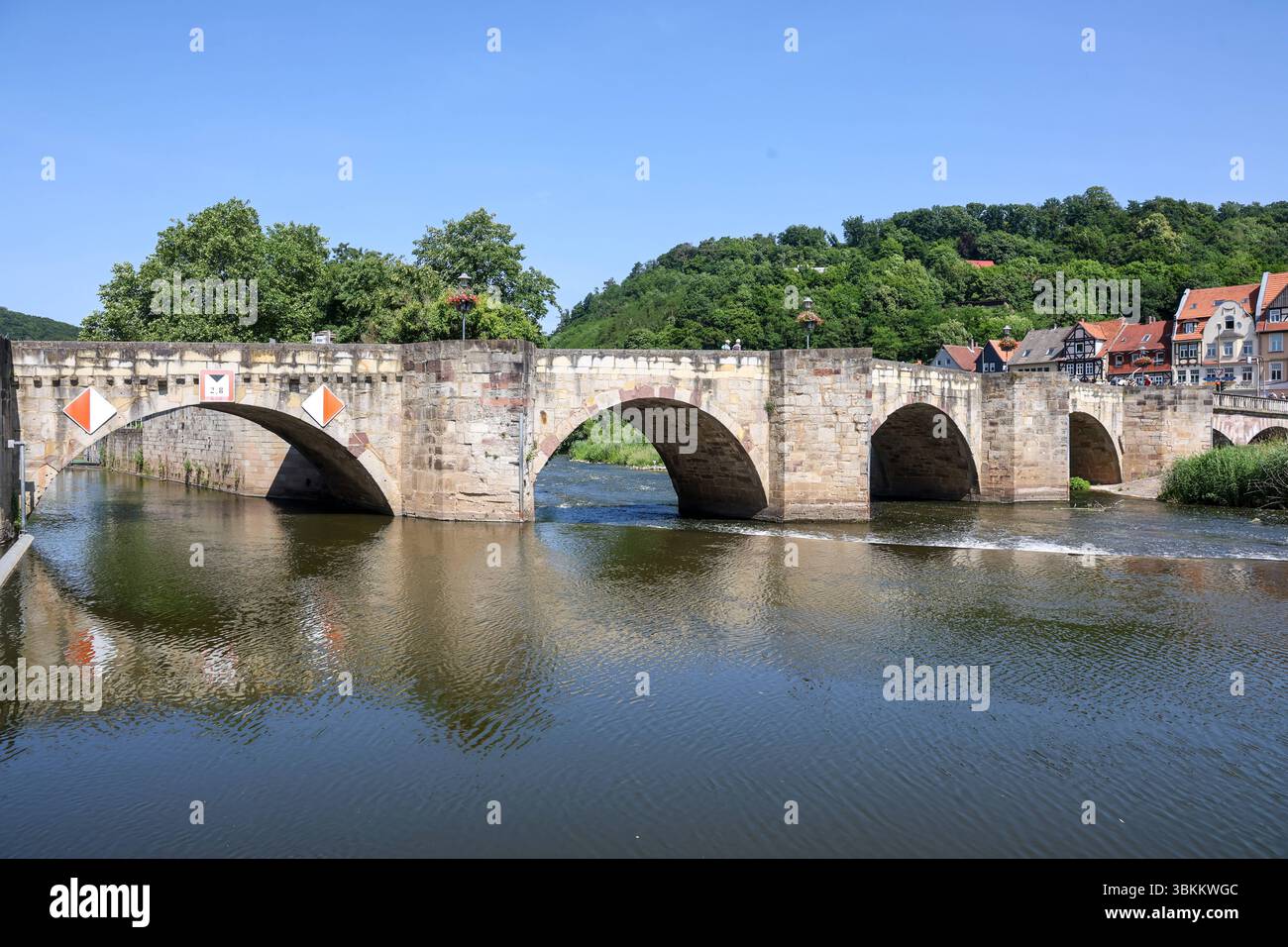Alte Werrabrücke an einem sonnigen Sommertag, Blick auf die steinerne Bogenbrücke über die Werra. Hann. Münden, DEU, Deutschland, 21.06.2025 *** Alte Werrabrücke an einem sonnigen Sommertag, Blick auf die Steinbogenbrücke über die Werra Hann Münden, DEU, Deutschland, 21 06 2025 Stockfoto