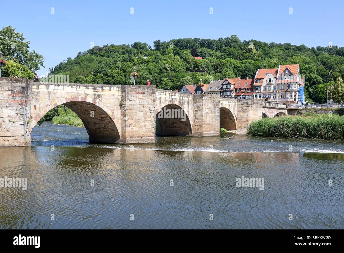 Alte Werrabrücke an einem sonnigen Sommertag, Blick auf die steinerne Bogenbrücke über die Werra. Hann. Münden, DEU, Deutschland, 21.06.2025 *** Alte Werrabrücke an einem sonnigen Sommertag, Blick auf die Steinbogenbrücke über die Werra Hann Münden, DEU, Deutschland, 21 06 2025 Stockfoto