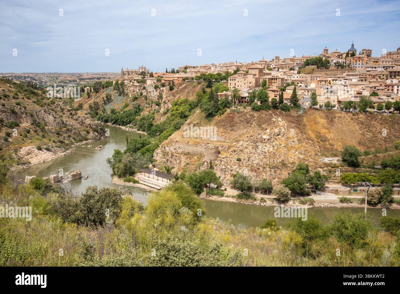 Außenansicht der Stadt Toledo Hilly in der Gemeinde Spanien. Aussichtspunkt der Europäischen Stadt während des Tages. Stockfoto