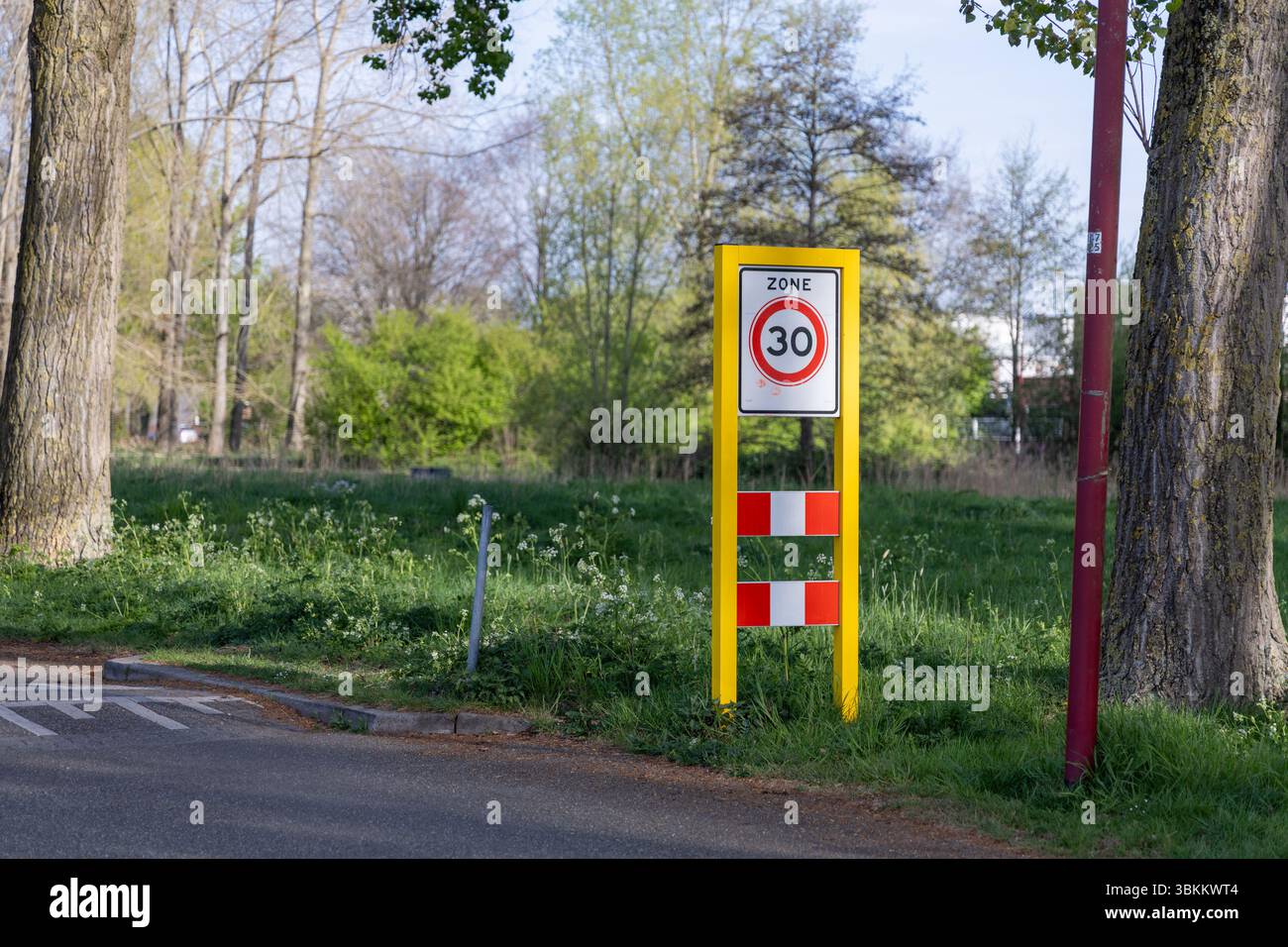 Ein Schild mit Geschwindigkeitsbegrenzung „Zone 30“ in einem Wohngebiet von Utrecht, Niederlande, das den langsameren Verkehr aus Sicherheitsgründen fördert. Stockfoto