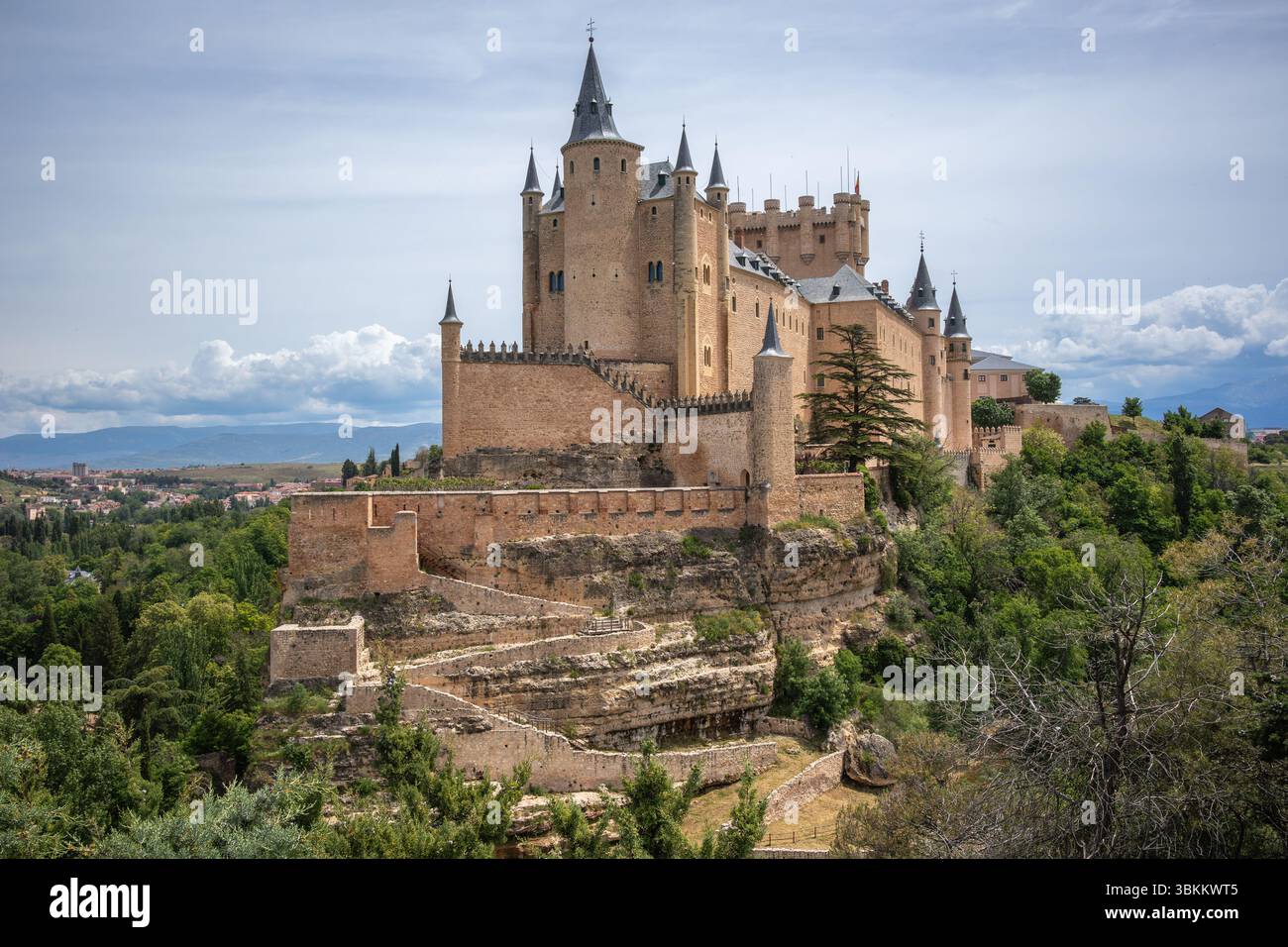 Mittelalterliche Burg auf Rocky Crag in Spanien. Alcázar von Segovia tagsüber. Außenansicht der Festung in Europa. Stockfoto