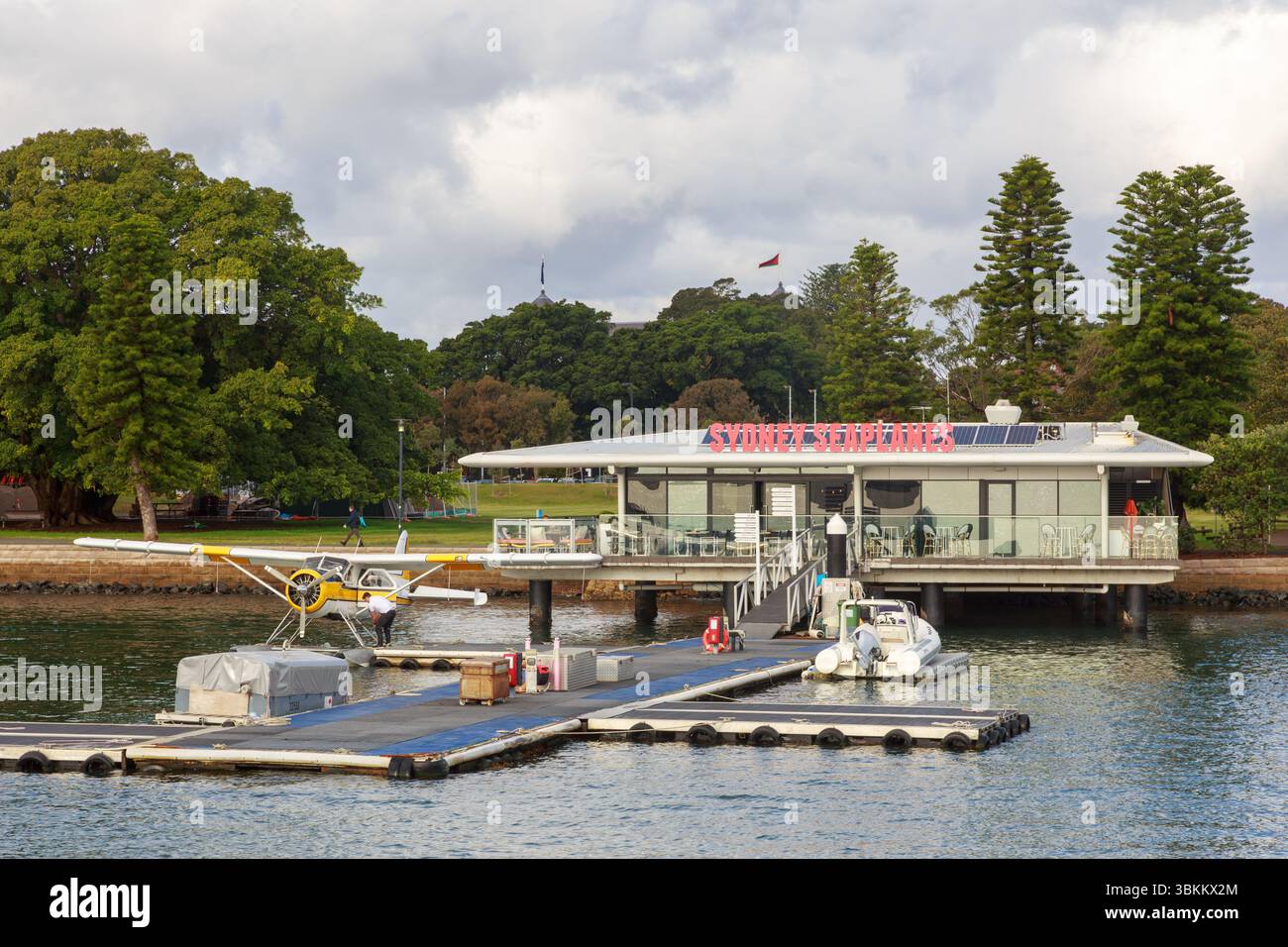 Ein Wasserflugzeug für Sightseeing-Flüge, das an der Anlegestelle „Sydney Seaplanes“ in Rose Bay, Sydney, Australien, befestigt ist Stockfoto