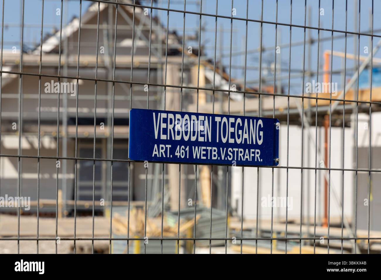 Verboden-Zehengang-Schild auf einem Zaun einer Baustelle neuer Häuser: Kein Betreuungszeichen. Utrecht, Niederlande, 11. April 2025. Stockfoto