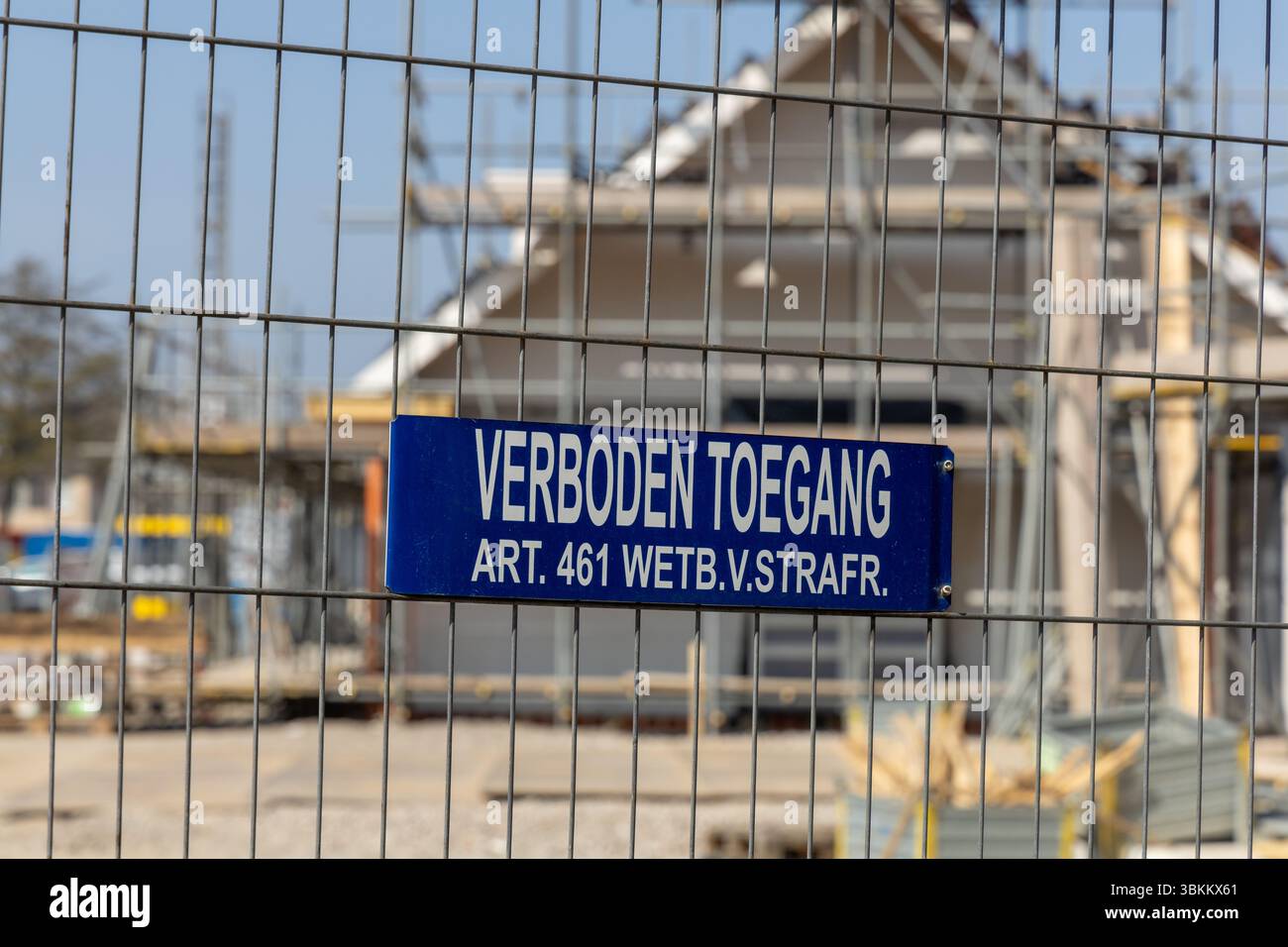 Verboden-Zehengang-Schild auf einem Zaun einer Baustelle neuer Häuser: Kein Betreuungszeichen. Utrecht, Niederlande, 11. April 2025. Stockfoto