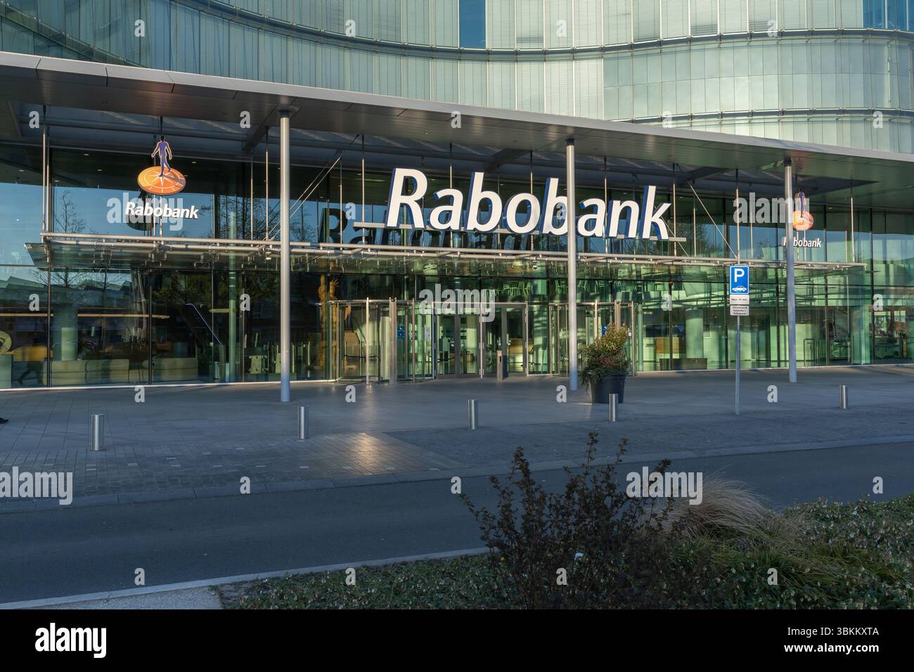 Modernes Bürogebäude des Rabobank-Hauptsitzes aus Glas in den Niederlanden, mit großem Logo und klarem Eingang, das die städtische Architektur widerspiegelt. Utrecht, Net Stockfoto