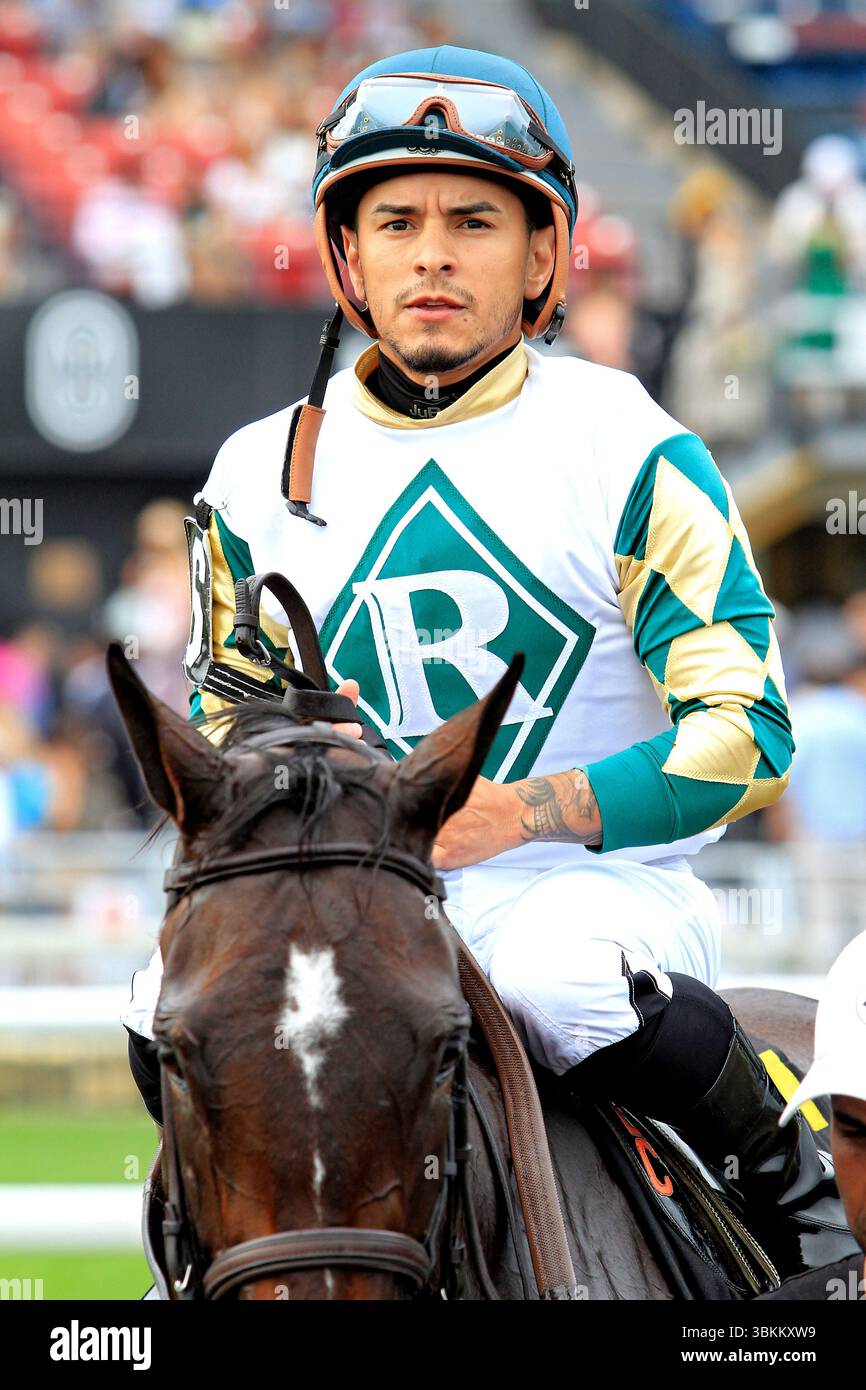 Toronto, Kanada. Juni 2025. Jockey Eric Cancel reitet Love Cervere in den Siegerkreis, nachdem Greenwood Stakes am 21. Juni 2025 bei den $100.000 Alywow Stakes auf der Woodbine Racetrack in Toronto, Kanada, gewonnen hatte. (Foto: Mike Campbell/NurPhoto)0 Credit: NurPhoto SRL/Alamy Live News Stockfoto