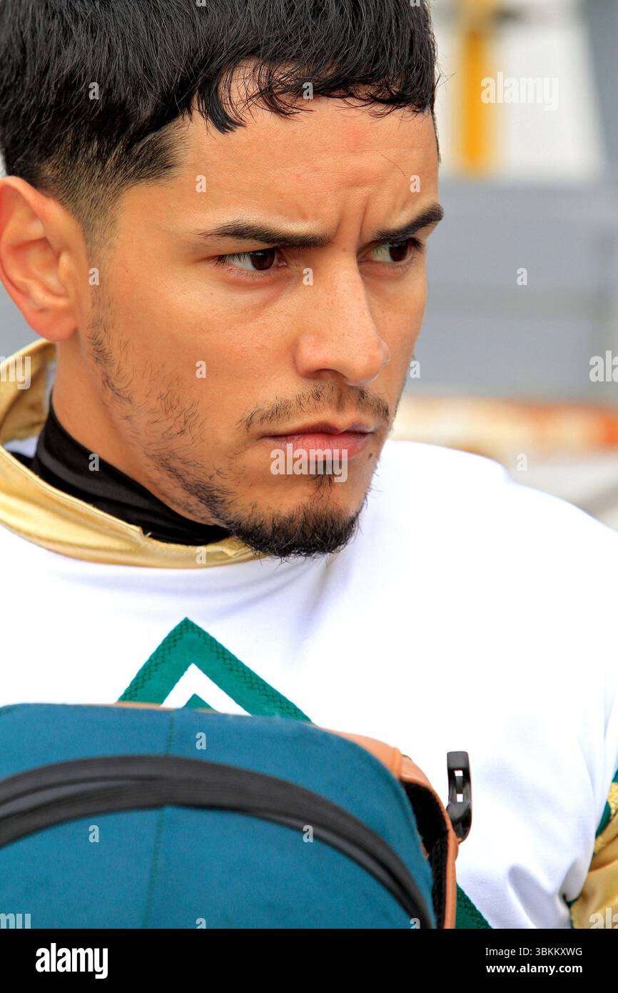 Toronto, Kanada. Juni 2025. Jockey Eric Cancel wartet im Siegerkreis, nachdem er Love Cervere am 21. Juni 2025 auf der Woodbine Racetrack in Toronto, Kanada, mit einem Gewinn in den $100.000 Alywow Stakes von Greenwood Stakes gewonnen hat. (Foto: Mike Campbell/NurPhoto) Credit: NurPhoto SRL/Alamy Live News Stockfoto