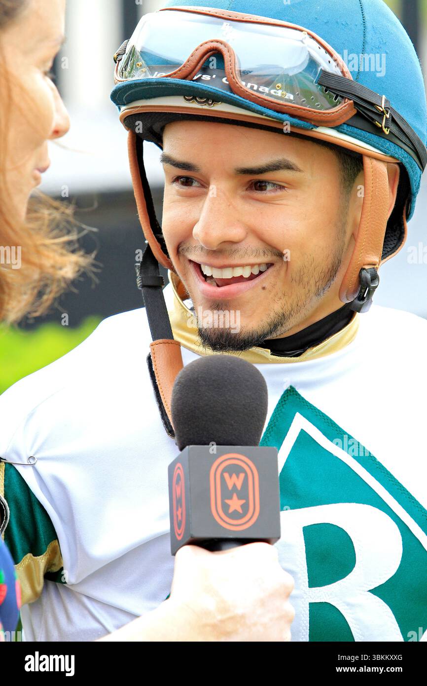 Toronto, Kanada. Juni 2025. Jockey Eric Cancel wird im Siegerkreis interviewt, nachdem er Love Cervere am 21. Juni 2025 bei den $100.000 Alywow Stakes auf der Woodbine Racetrack in Toronto, Kanada, gewonnen hat. (Foto: Mike Campbell/NurPhoto) Credit: NurPhoto SRL/Alamy Live News Stockfoto