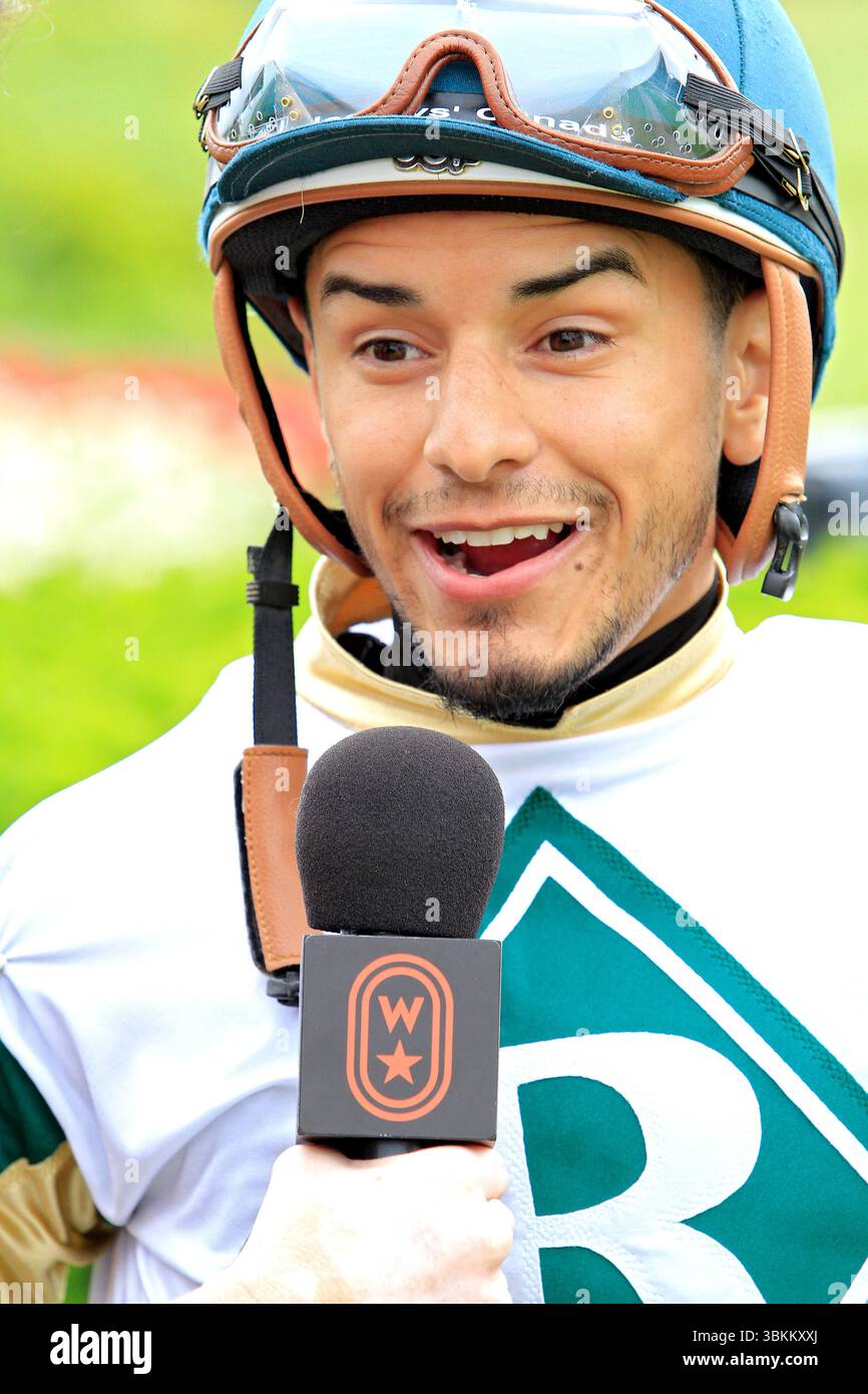 Toronto, Kanada. Juni 2025. Jockey Eric Cancel wird im Siegerkreis interviewt, nachdem er Love Cervere am 21. Juni 2025 bei den $100.000 Alywow Stakes auf der Woodbine Racetrack in Toronto, Kanada, gewonnen hat. (Foto: Mike Campbell/NurPhoto) Credit: NurPhoto SRL/Alamy Live News Stockfoto