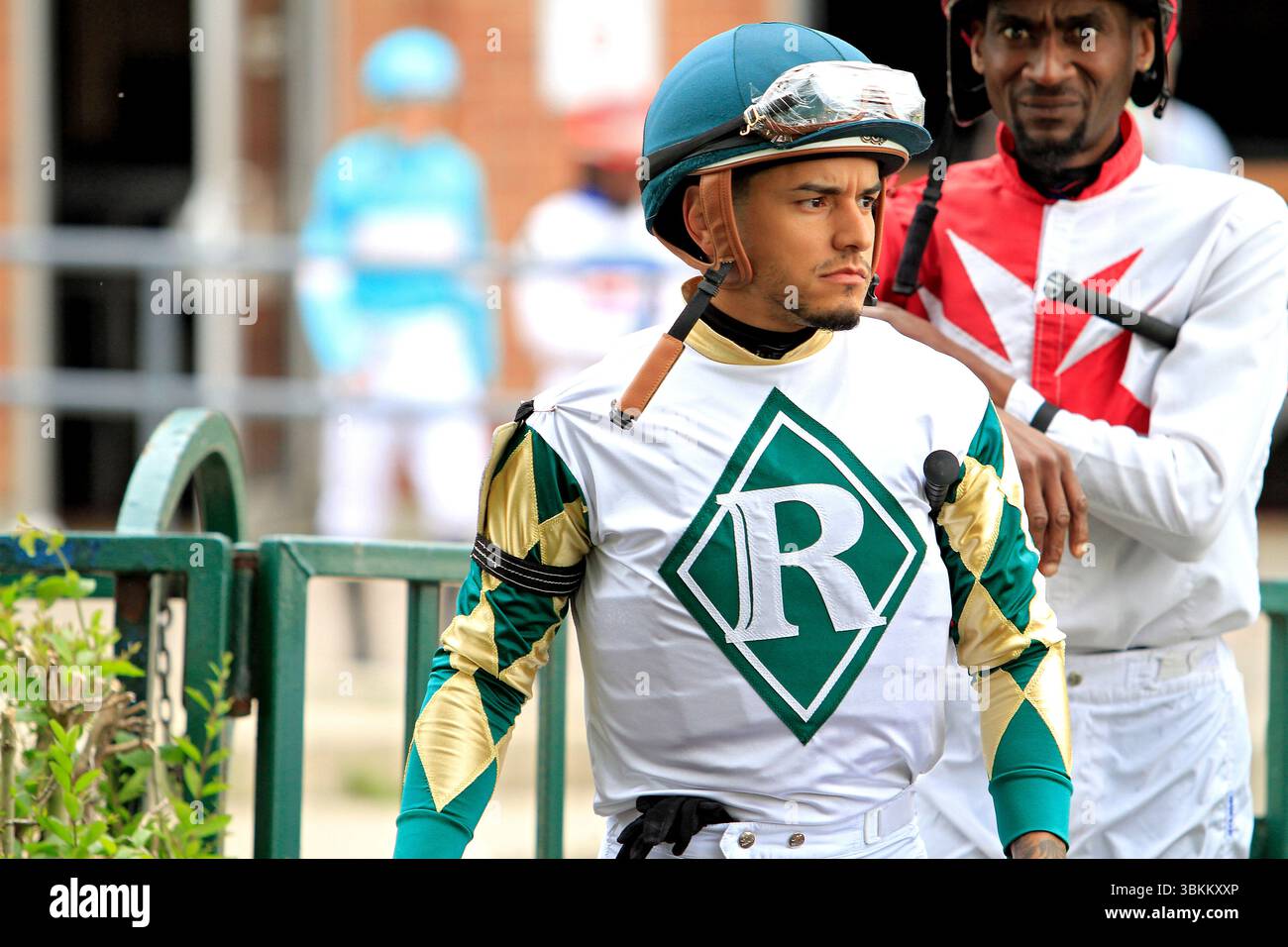 Toronto, Kanada. Juni 2025. Jockey Eric Cancel führt eine Gruppe von Jockeys zum Walking Ring vor den $100.000 Alywow Stakes, die Greenwood Stakes auf der Woodbine Racetrack in Toronto, Kanada, am 21. Juni 2025 präsentierten. (Foto: Mike Campbell/NurPhoto)0 Credit: NurPhoto SRL/Alamy Live News Stockfoto