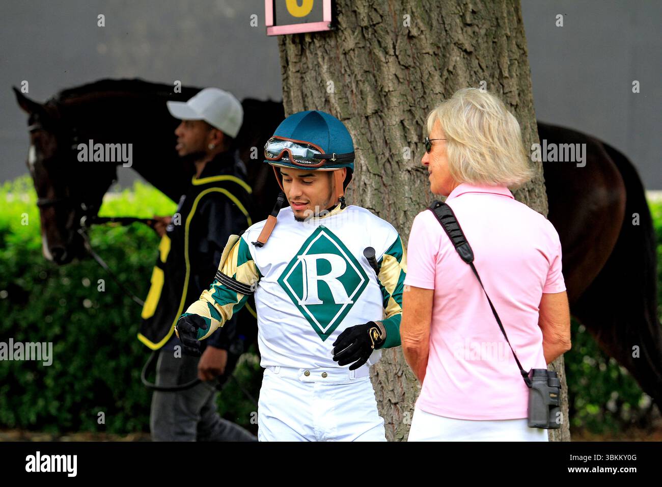 Jockey Eric Cancel spricht mit einer Verbindung, als das Vollblut-Rennpferd Love Cervere vor den $100.000 Alywow Stakes, die Greenwood Stakes auf der Woodbine Racetrack in Toronto, Kanada, am 21. Juni 2025 präsentierte, um den Laufring zu erkunden. (Foto: Mike Campbell/NurPhoto) Stockfoto