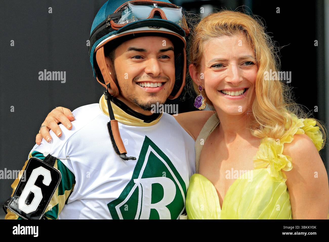 Ein Rennfan hat ein Foto mit Jockey Eric Cancel aufgenommen, nachdem Greenwood Stakes am 21. Juni 2025 einen Gewinn bei den $100.000 Alywow Stakes auf der Woodbine Racetrack in Toronto, Kanada, erzielt hatte. (Foto: Mike Campbell/NurPhoto) Stockfoto